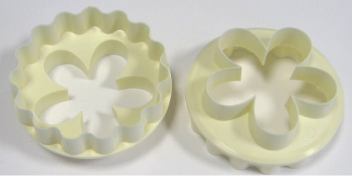 FMM Cupcake Top Cutter - Blossom / Scallop